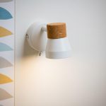Spot patère, métal blanc/liège, BRILLIANT Moka