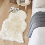 Fausse peau de mouton beige sur-mesure, l.60 x L.100 cm